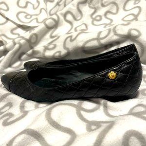 Rare Chanel flats with gold plated flower and pearl embellishment. Size 41.